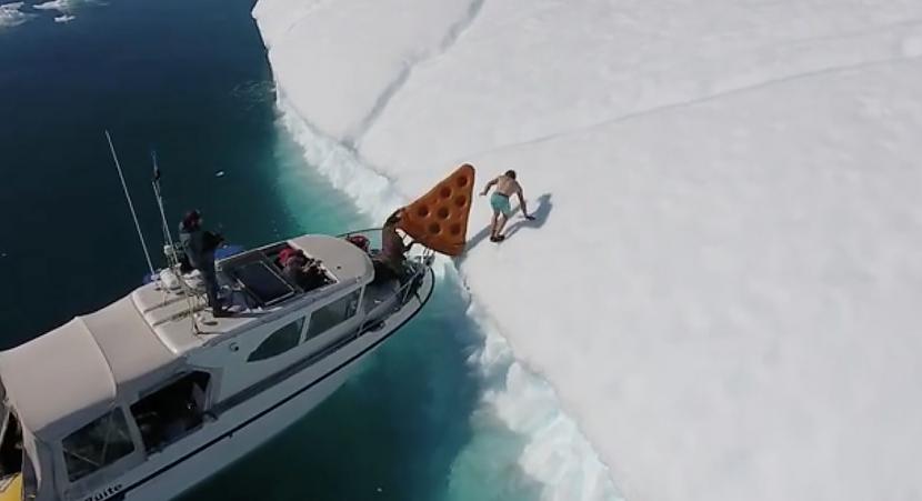 Ceļojums gāja uz beigām bet... Autors: Syder Bezbailīgs vīrietis šļūc pa aisbergu uz picas šķēles.