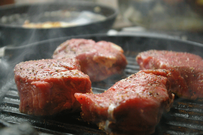Steikus sagriezu aptuveno 5 cm... Autors: Cigors7 Liellopa filejas steiks - kā iegūt draudzenes sirdi