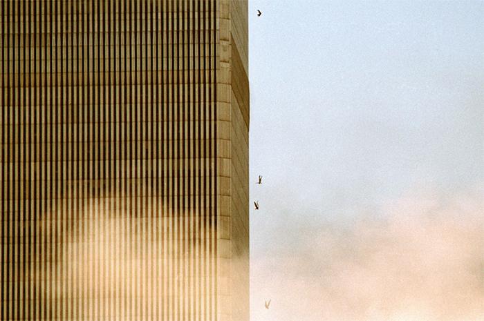 Cilvēki krīt lejā no... Autors: slepkavnieciskais Īpaši 9/11 attēli, kurus, iespējams, nebūsi redzējis.