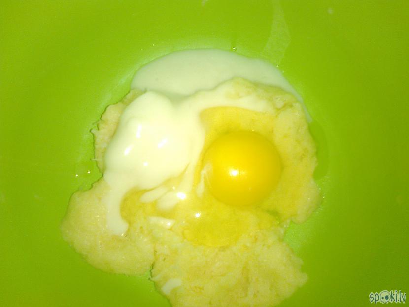 Atsuloti bļodā vārtāsVirsū ola... Autors: ezkins Cepu, cepu kukulīti!
