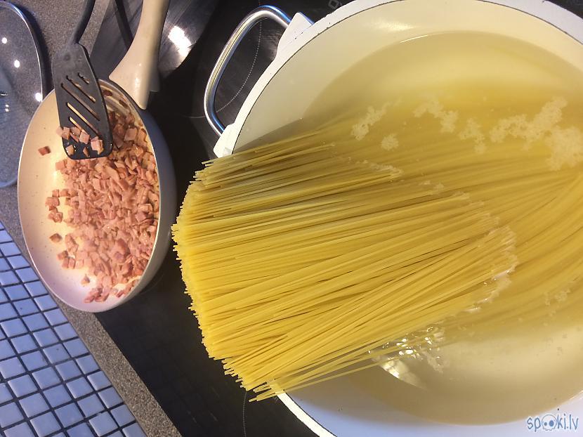 un iesviež spagetti vārīties Autors: Lagerta Spagetti carbonara la Diana