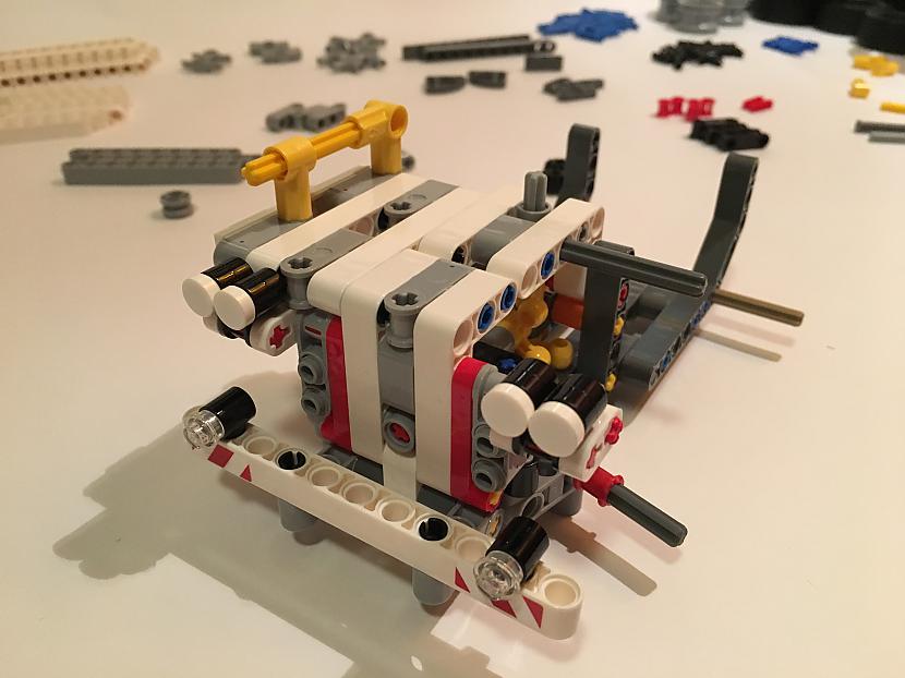 Lukturi un bamperis Scaronim... Autors: Fosilija Montējam lielāko LEGO Technic modeli – 1. daļa