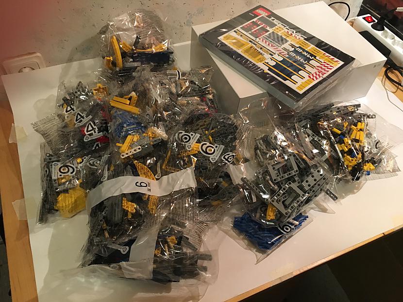 Esam visu mantību no kastes... Autors: Fosilija Montējam lielāko LEGO Technic modeli – 1. daļa