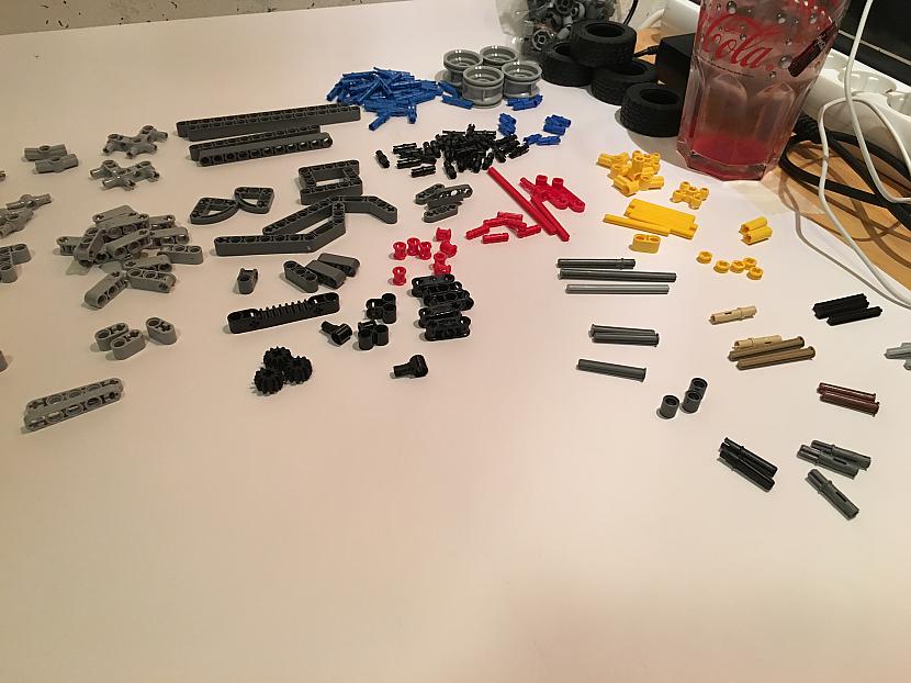 Izscaronķirojam detaļas ndash... Autors: Fosilija Montējam lielāko LEGO Technic modeli – 1. daļa