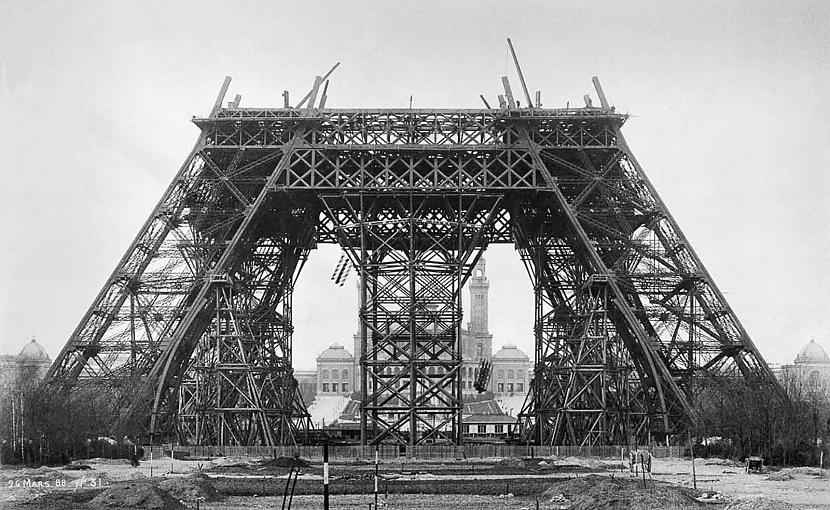 Pirmais torņa būvniecības... Autors: Mao Meow Skaties, kā Parīzē būvēja Eifeļa torni!