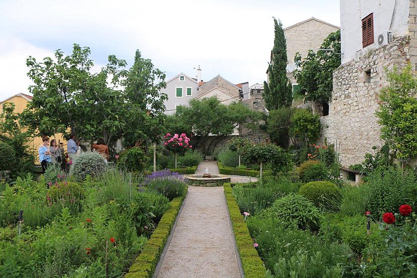  Autors: ALISDZONS Center OLD TOWN - Šibenik