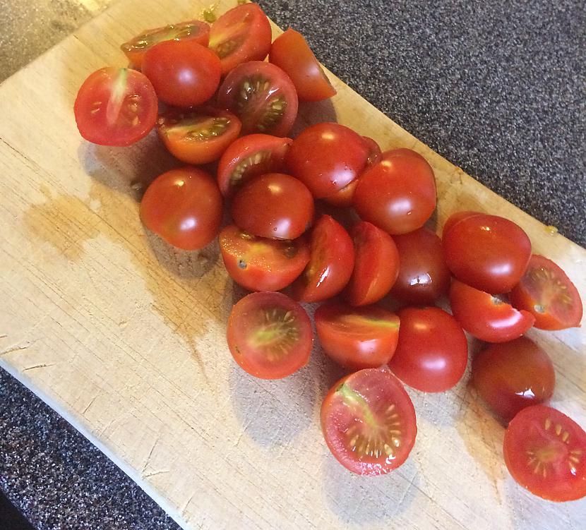 Sagriež tomātiņu... Autors: Lagerta Beku uzlidojums lazanjā