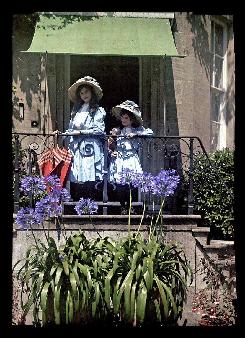 Divas meitenes uz balkona 1908... Autors: Lestets Senākās krāsainās fotogrāfijas un pasaule tajās pirms 100 gadiem