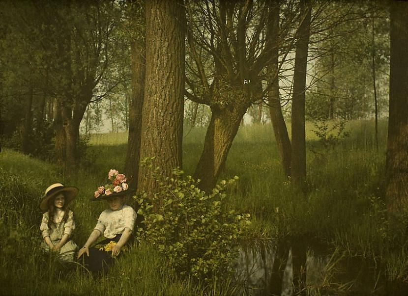 Sieviete un meitene pie... Autors: Lestets Senākās krāsainās fotogrāfijas un pasaule tajās pirms 100 gadiem