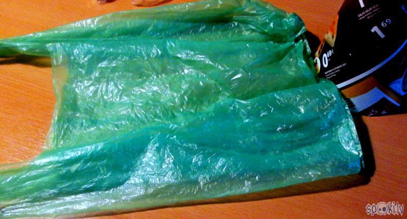 Kādu plastmasas maisiņu arī... Autors: rasiks Ātri pagatavojama eglīte.
