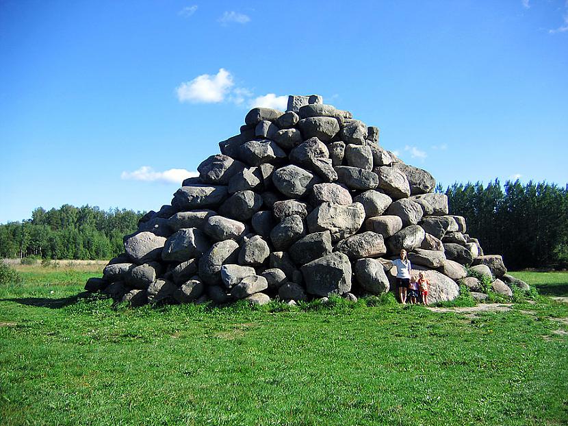 Latvijas piramīdaTā atrodas... Autors: GargantijA Mazāk zināmi fakti XXV