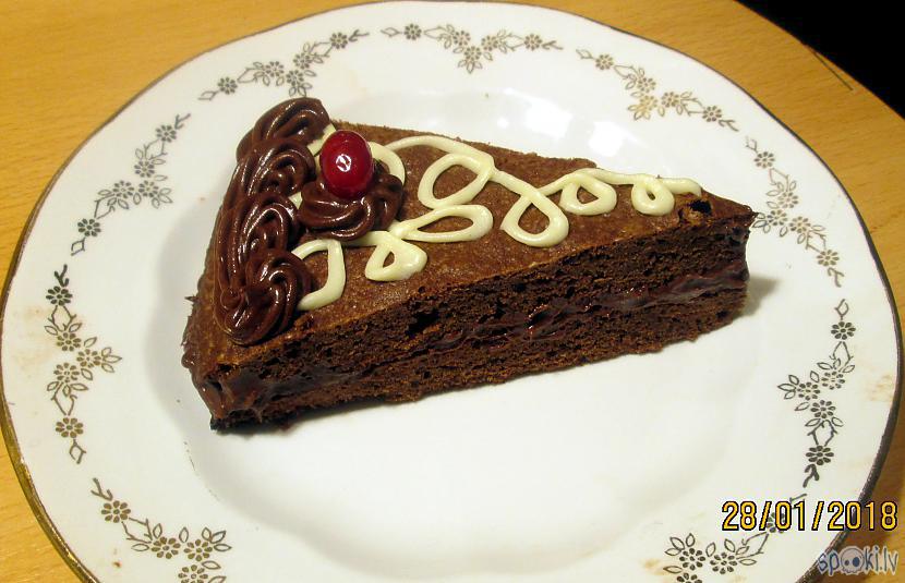 Ļoti sātīga kūka un garscarono... Autors: rasiks Zviedru šokolādes kūka manā izpildījumā