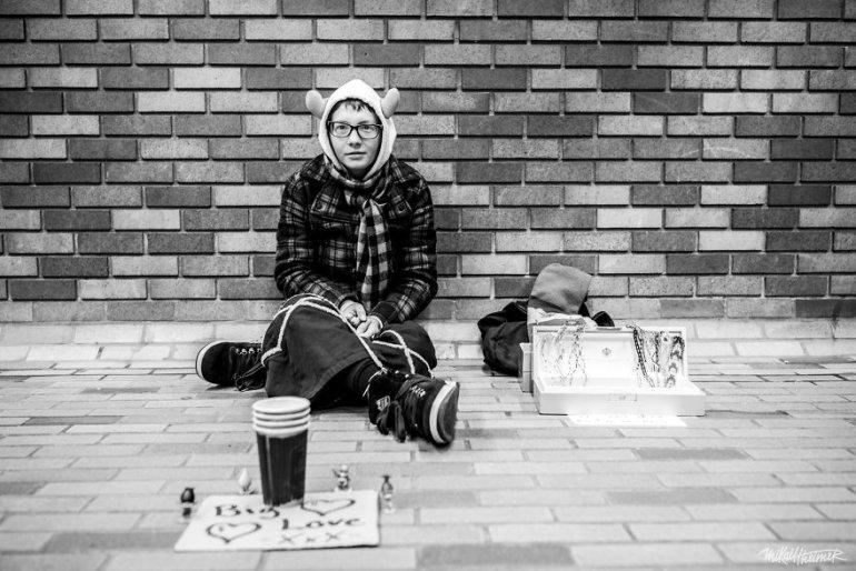 Viņa cīnās ar sistēmu lai... Autors: 100 A 25 bezpajumtnieku fotogrāfijas, aiz kurām slēpjas aizkustinoši stāsti!