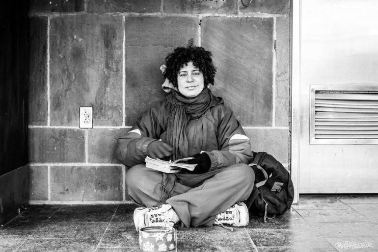 Scaronī sieviete mīl... Autors: 100 A 25 bezpajumtnieku fotogrāfijas, aiz kurām slēpjas aizkustinoši stāsti!