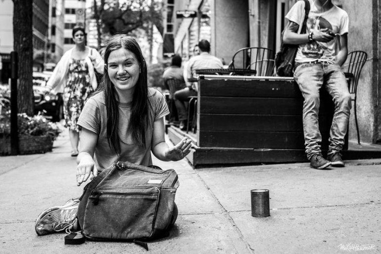 Meitene reiz kādam... Autors: 100 A 25 bezpajumtnieku fotogrāfijas, aiz kurām slēpjas aizkustinoši stāsti!