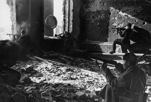 Padomju kareivji cīnās... Autors: Lestets Kara šausmas: kauja par Staļiningradu 1942-1943. g.