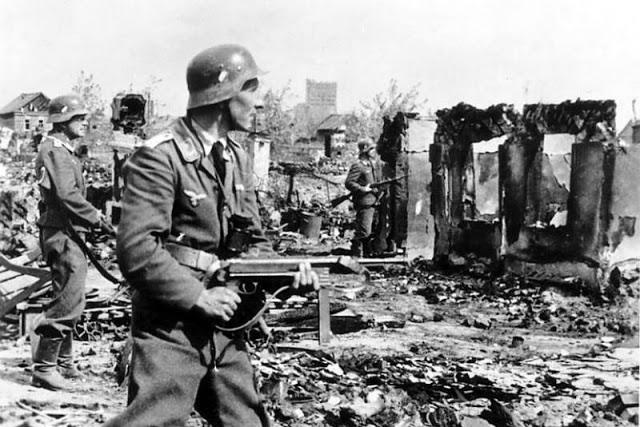 Vācu kareivji pilsētā Autors: Lestets Kara šausmas: kauja par Staļiningradu 1942-1943. g.