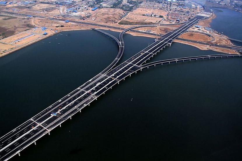 Autors: matilde Pabeigta pasaulē iespaidīgākā tilta būvniecība Ķīnā. Tā garums - 55 kilometri!
