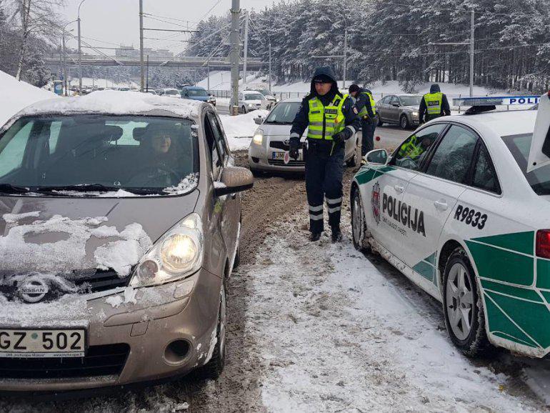  Autors: Fosilija Policija Lietuvā aptur automašīnas un apstaigā ielas, lai sveiktu sievietes.