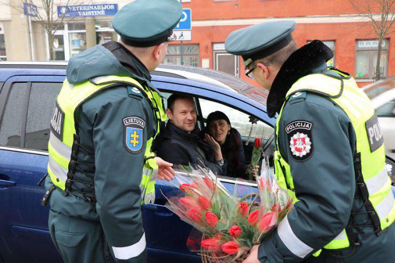  Autors: Fosilija Policija Lietuvā aptur automašīnas un apstaigā ielas, lai sveiktu sievietes.