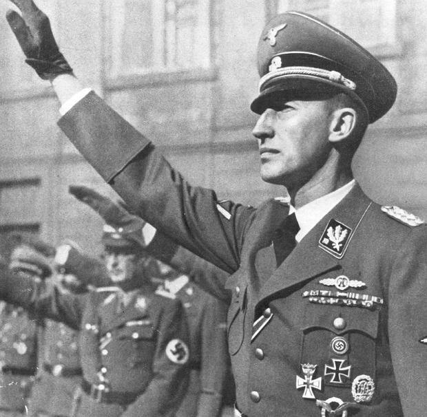 30gadu sākumā Hitlera partiju... Autors: Testu vecis Reinhards Heidrihs - no paukošanas čempiona līdz nežēlīgam masu slepkavam