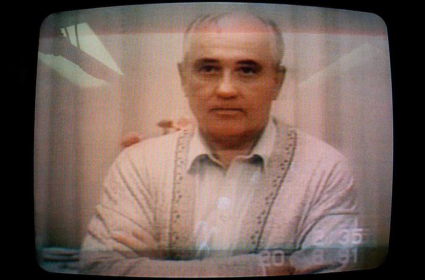 Gorbačovs uzstājas televīzijā... Autors: Lestets PSRS sabrukums vēl neredzētās bildēs