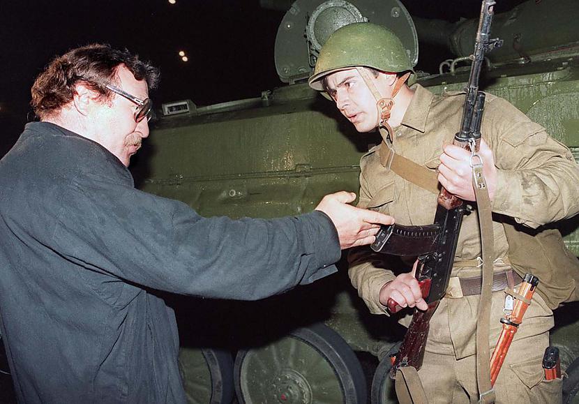 Demonstrants pret kareivi 1990... Autors: Lestets PSRS sabrukums vēl neredzētās bildēs