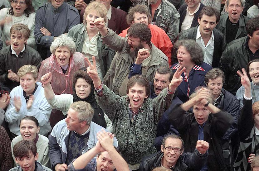 Cilvēki svinot komunistu... Autors: Lestets PSRS sabrukums vēl neredzētās bildēs