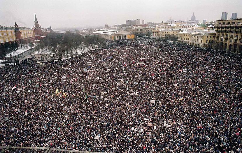Ap 100 000 liela demonstrācijā... Autors: Lestets PSRS sabrukums vēl neredzētās bildēs