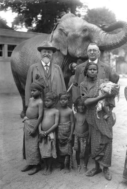Iepozējot ar ziloni un Āfrikas... Autors: Lestets Ticiet vai nē: cilvēku zoodārzi