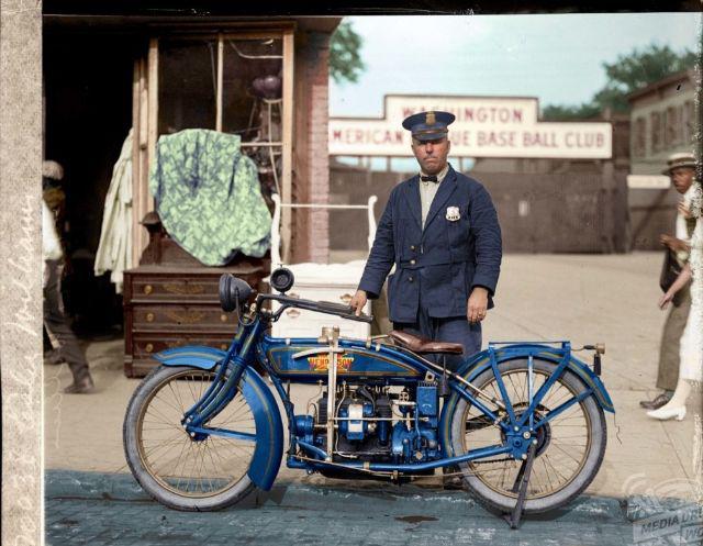 Policists ar viņa... Autors: Lestets Pirmo automobīļu un motociklu krāsotās fotogrāfijas no 20. gs. sākuma