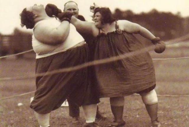 Divu sieviescaronu cīņa... Autors: Lestets Senākās sieviešu boksa fotogrāfijas