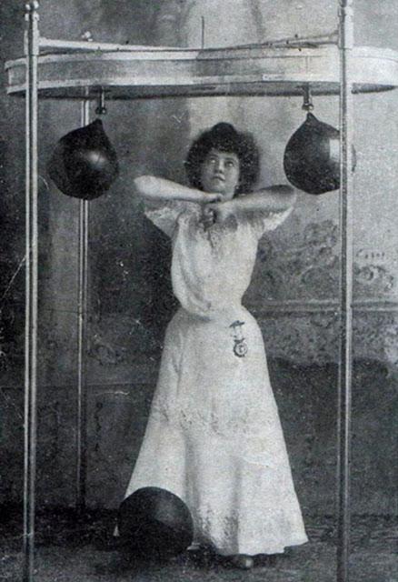 Trenējoties boksam Berlīne... Autors: Lestets Senākās sieviešu boksa fotogrāfijas