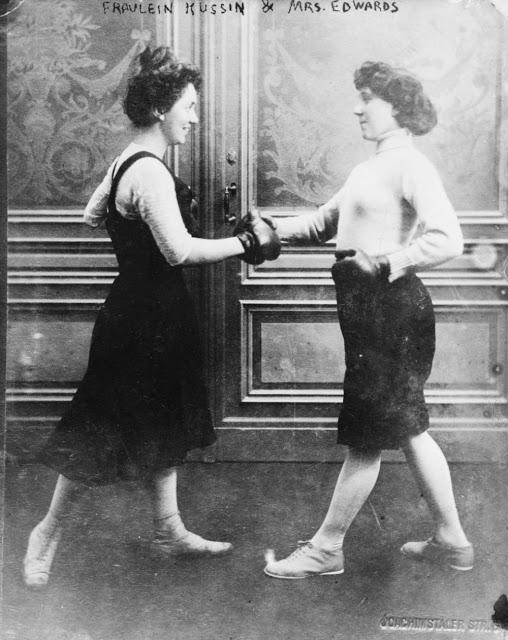 Būka un Krisa Djurakas... Autors: Lestets Senākās sieviešu boksa fotogrāfijas