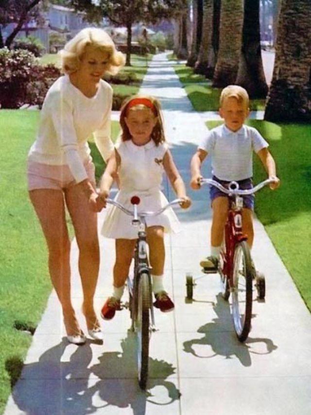 Ķiveres braucot ar velosipēdu... Autors: Lestets 12 lietas no bērnības, kas mūsdienās nav iedomājamas