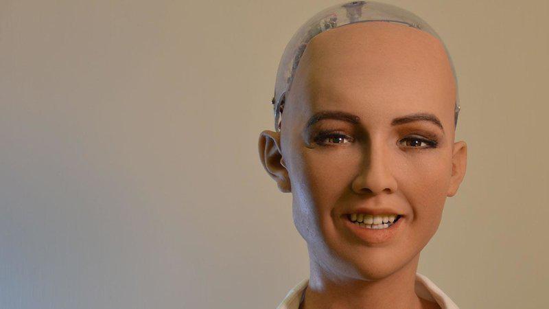 Robots laquoSofijaraquo savu... Autors: matilde Robota «Sofija» izgudrotājs uzskata, ka 2045. gadā cilvēki precēsies ar robotiem