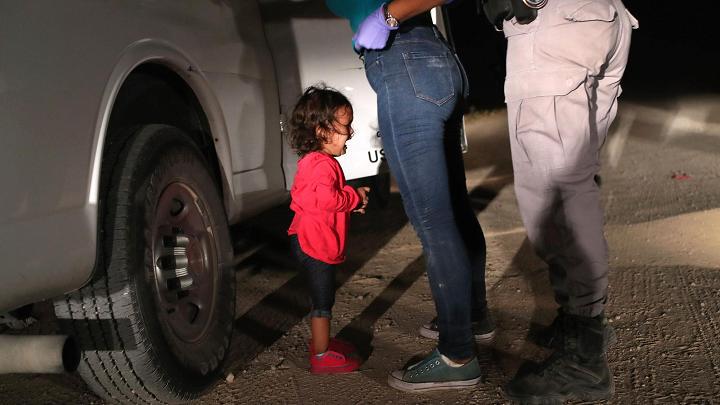 Bērniņscaron noscaronķirts no... Autors: Testu vecis Trampa migrantu seperācijas politika: Teksasā bērni tiek turēti «būros»