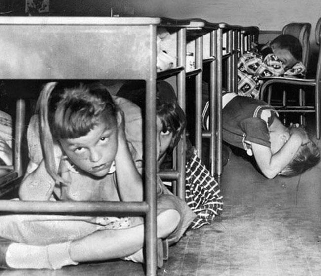 Bērni slēpjās zem galdiem... Autors: Lestets Kodolkara patversmes ASV no Aukstā kara laikiem