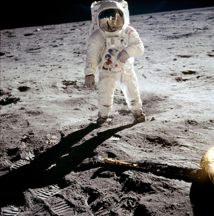 Buza Aldrina skafandra vizierī... Autors: Lestets NASA agrīnās dienas retā fotogrāfiju kolekcijā