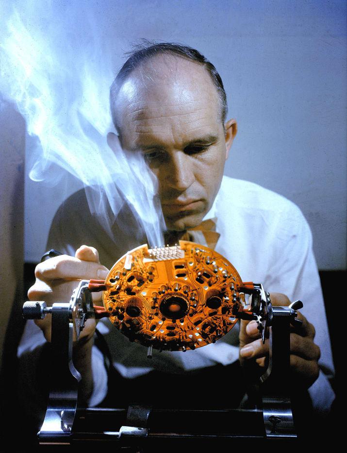 Rolands van Alens lodē... Autors: Lestets NASA agrīnās dienas retā fotogrāfiju kolekcijā