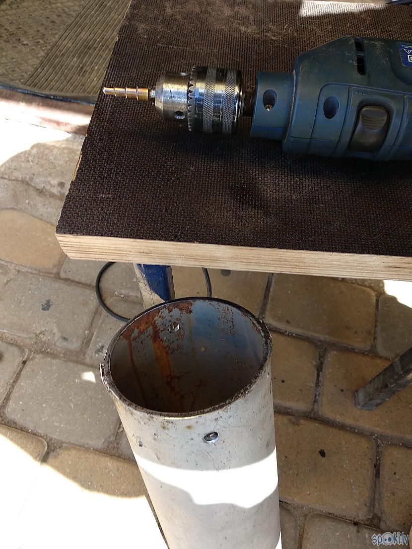 Caurules augscarondaļā izurbu... Autors: 76martini Konstruējam paši eļļas vakuumsūkni, eļļas atsūknēšanai no automašīnas dzinēja.