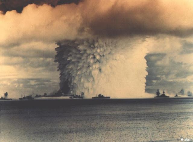 Bikini atols 1946 g 24 jūlijs... Autors: Lestets Atombumbu sprādzienu izmēģinājumi krāsainās fotogrāfijās