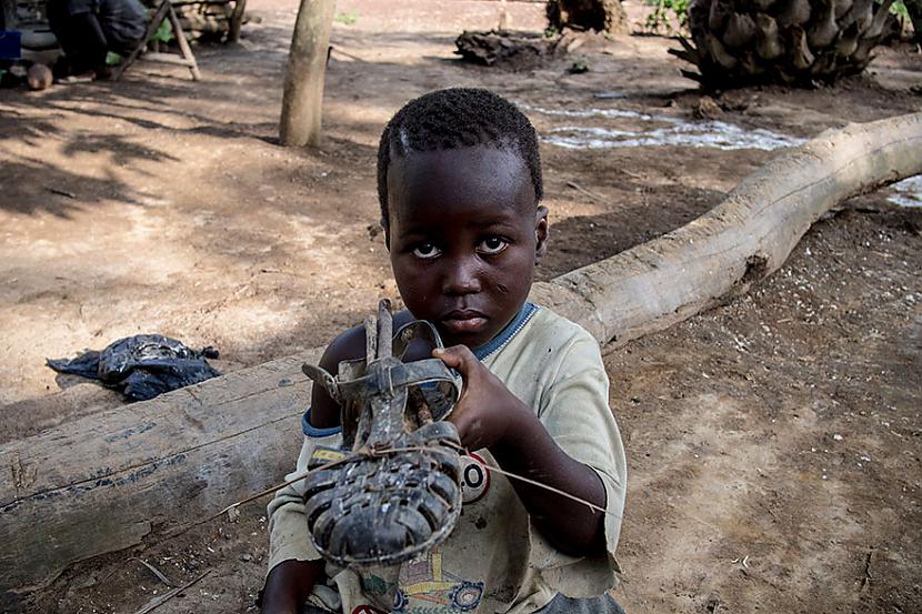 Kotdivuāra valsts Rietumāfrikā... Autors: Geimeris Bērni dažādos turības līmeņos izrāda savu mīļāko rotaļlietu...