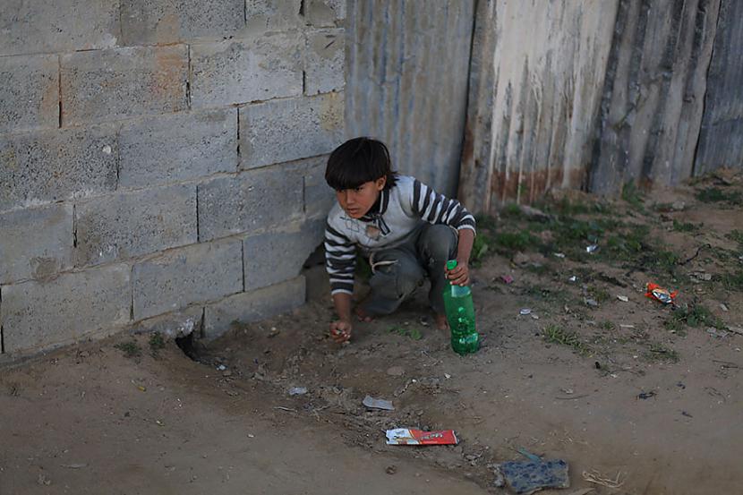 Palestīnā dzīvojoscaronai... Autors: Geimeris Bērni dažādos turības līmeņos izrāda savu mīļāko rotaļlietu...
