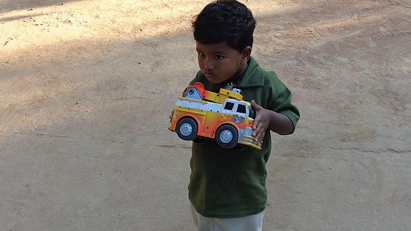 Kādā Indijā dzīvojoscaronas... Autors: Geimeris Bērni dažādos turības līmeņos izrāda savu mīļāko rotaļlietu...