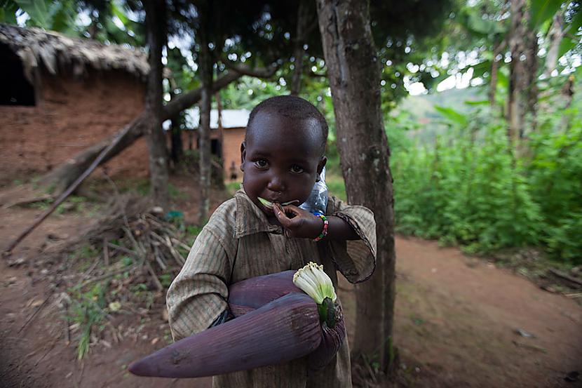 Burundi Autrumāfrikā... Autors: Geimeris Bērni dažādos turības līmeņos izrāda savu mīļāko rotaļlietu...