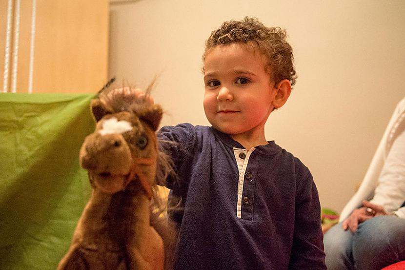 Jordānijā dzīvojoscaronas... Autors: Geimeris Bērni dažādos turības līmeņos izrāda savu mīļāko rotaļlietu...