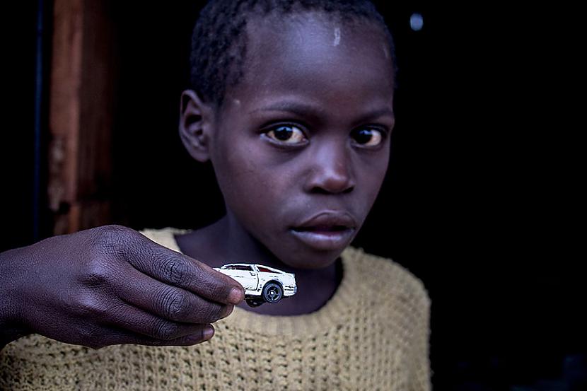 Arī Āfrikā Zimbabve... Autors: Geimeris Bērni dažādos turības līmeņos izrāda savu mīļāko rotaļlietu...