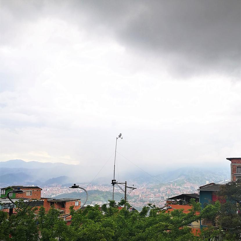 Skati no kalna uz Medeljinu ir... Autors: Sanna Tūristiņā. Pablo Eskobara pilsēta II