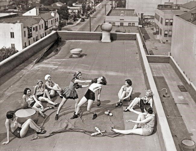 Sievietes trenējas boksā uz... Autors: Geimeris Vēsturiski attēli, kurus iepriekš nebūsi redzējis! [2]